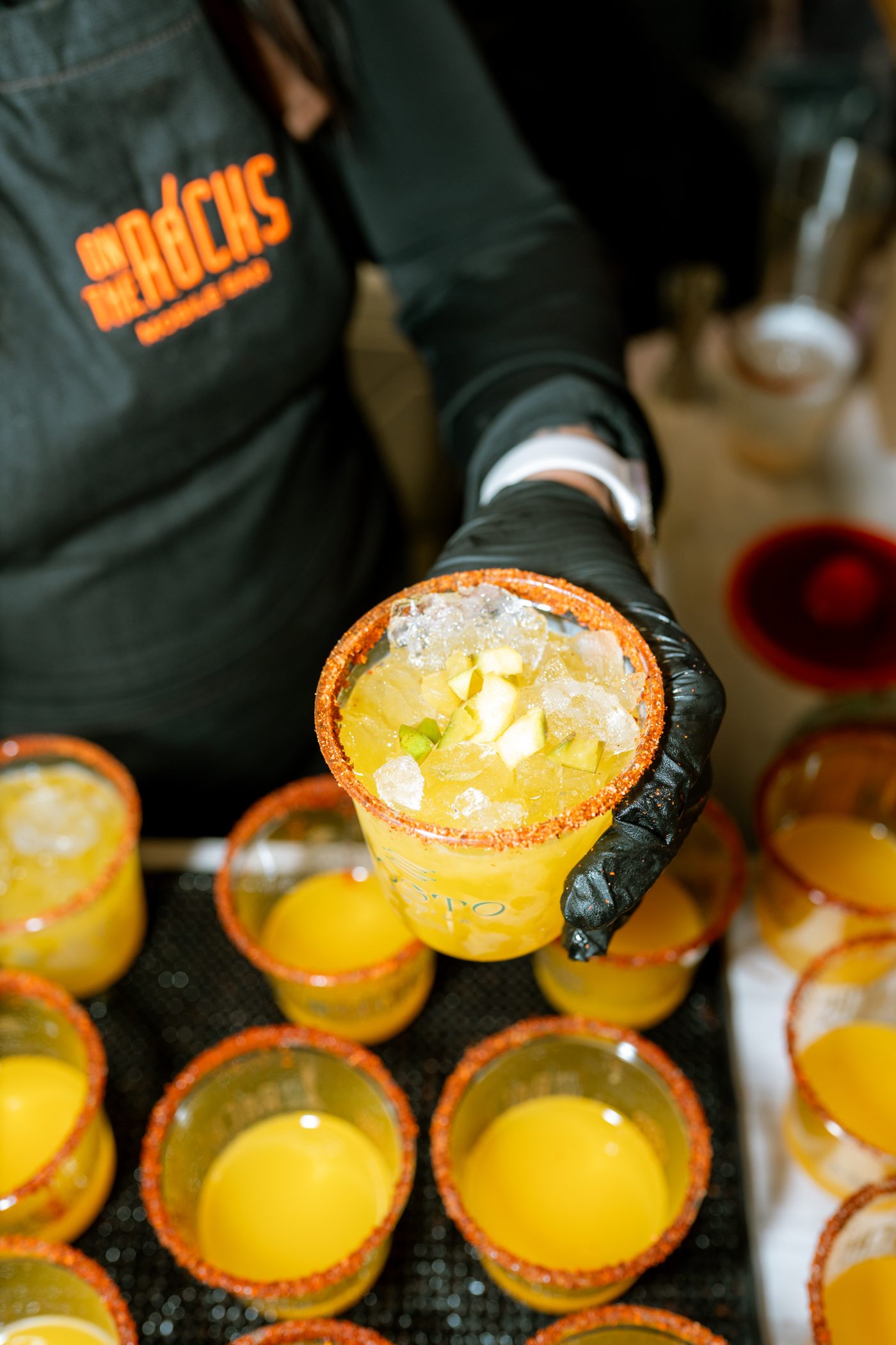 Bartender profesional en servicio